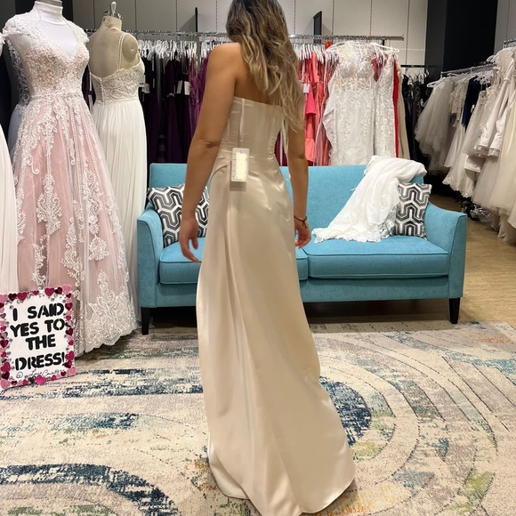 Ivory dress size 0. - Picture 1 of 3